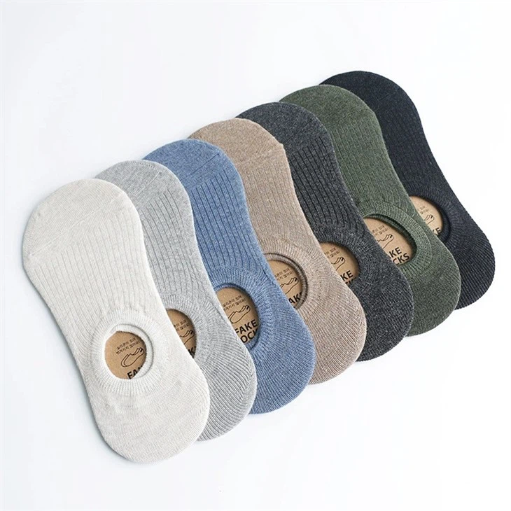 عمودی پٹیوں کے ساتھ مردوں کی پوشیدہ موزے